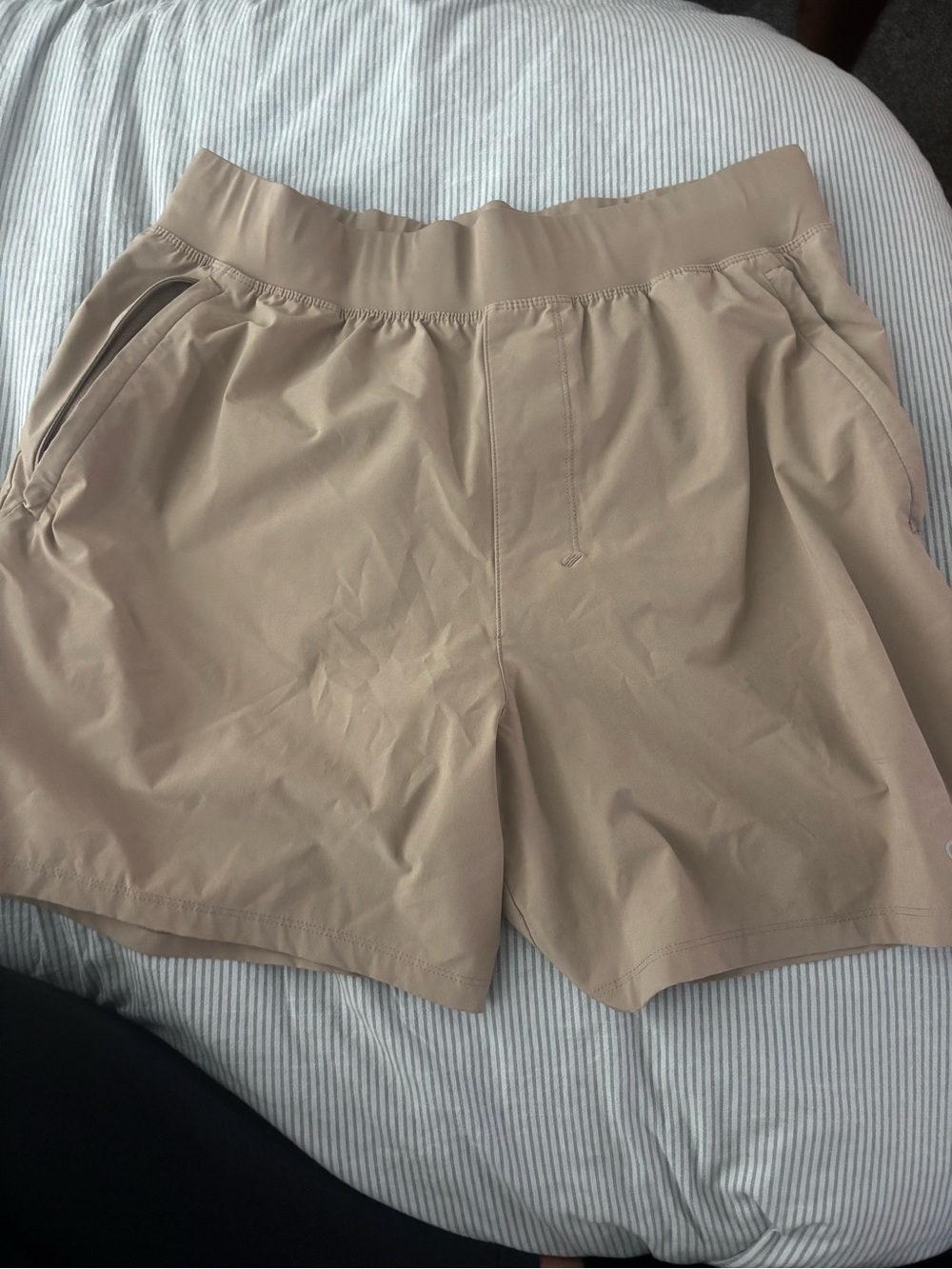 ALO Yoga Men's Athletic Shorts — Beige